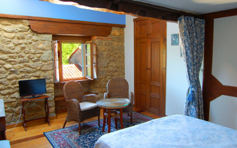 Las habitaciones tienen pisos de madera maciza